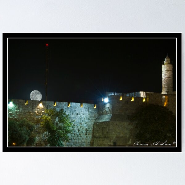 Artikelvorschau, The moon over the walls entworfen und verkauft von Ronen Abraham.