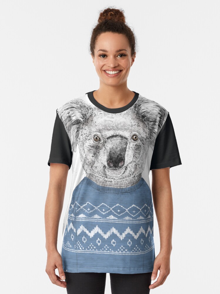 Aperçu 2 sur 5. T-shirt graphique avec l'œuvre Koala d'hiver créée et vendue par soltib.