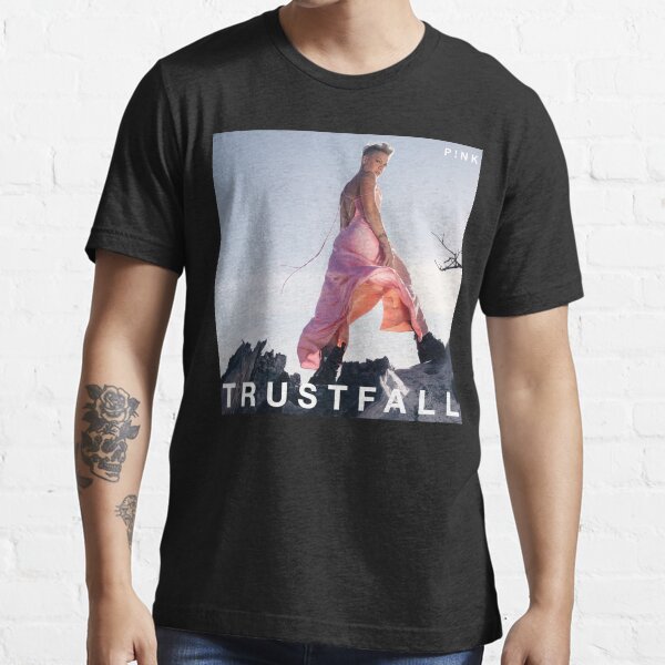 rosa sommerkarneval 2023 vertrauen herbst Essential T-Shirt