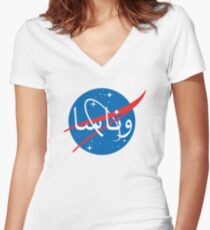Camiseta entallada de cuello en V Logotipo de "Wanasa" en árabe