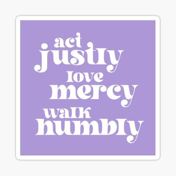 Vista previa del artículo con la obra «Actúa con justicia, ama la misericordia, camina con humildad - Biblia de justicia social (texto en blanco retro)», diseñado y vendido por Ofeefee.