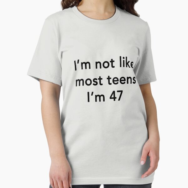Vista previa del artículo con la obra «No soy como la mayoría de los adolescentes, tengo 47 años.», diseñado y vendido por Yipptee Shirts.