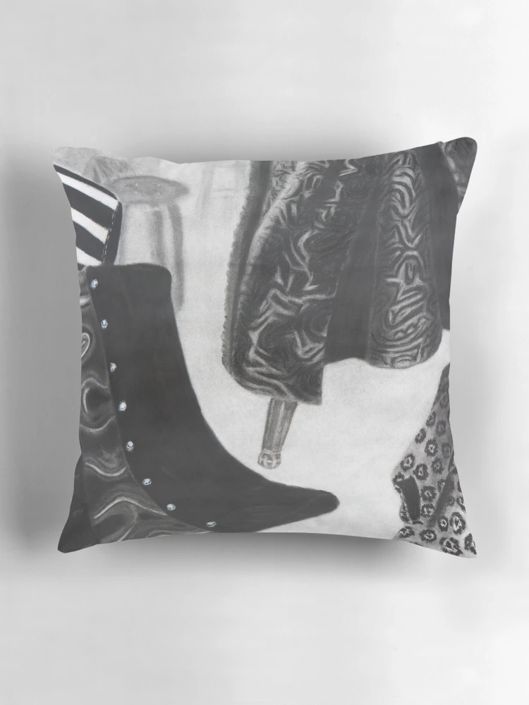 Aperçu 3 sur 4. Coussin avec l'œuvre Off the Rack créée et vendue par The Studio Red.