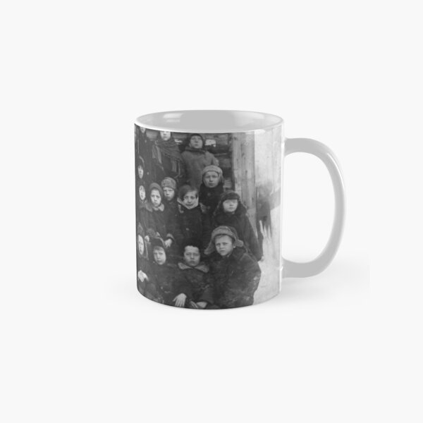 People froze for a moment before the future. Faces of the Soviet era Classic Mug