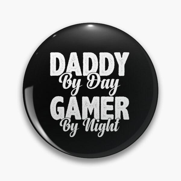 Artikelvorschau, Daddy By Day Gamer By Night Video Game Gaming Gamer Dad entworfen und verkauft von GrumpyDadCo.