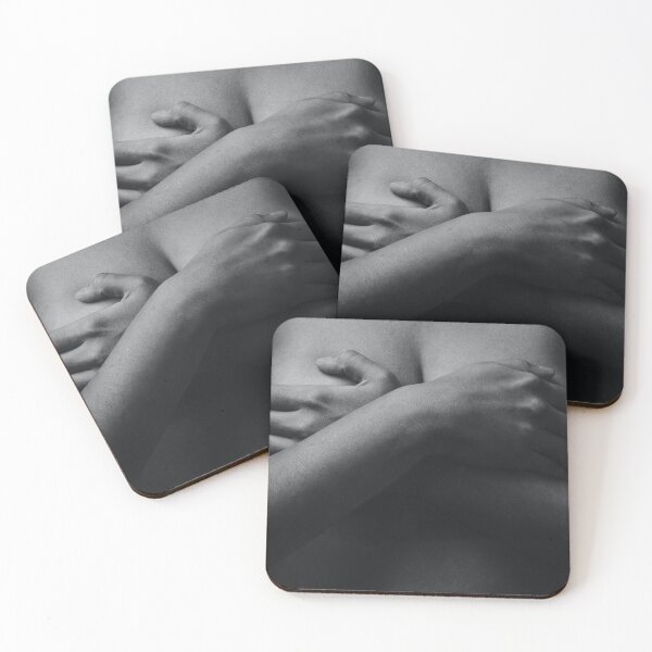 Aperçu de l'œuvre Portrait noir et blanc d'une femme nue, les mains tenant et cachant ses seins et son ventre mou exposé créée et vendue par Royalnovalux.