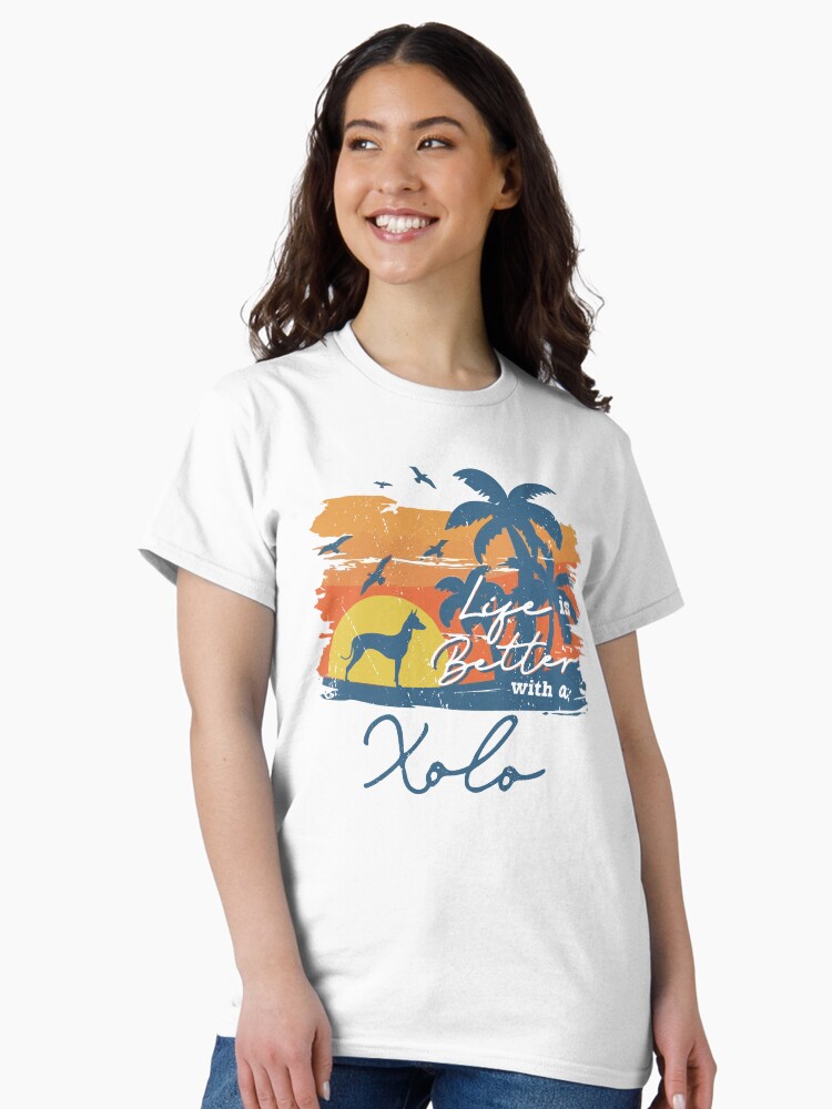 Imagen 1 de 7, Camiseta clásica con la obra Life is Better With Xoloitzcuintli Xolo Beach Sunset Retro Vintage, diseñada y vendida por rafaeltto.