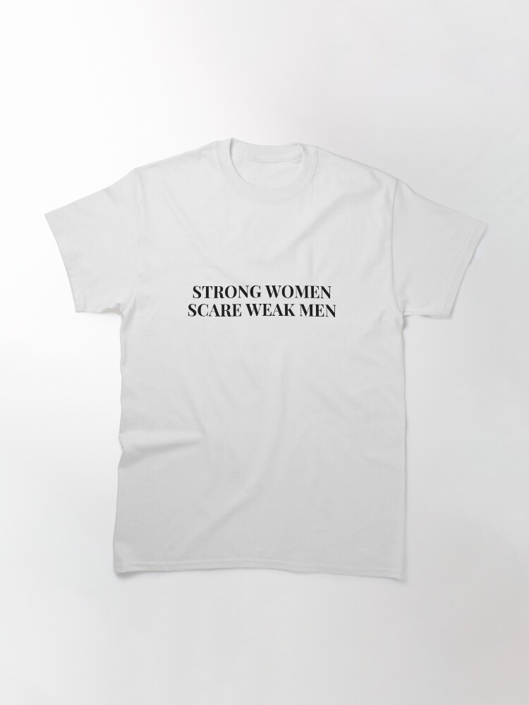 Thumbnail 3 von 7, Classic T-Shirt, Starke Frauen machen schwachen Männern Angst designt und verkauft von musicora.