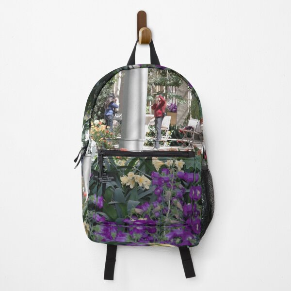 Aperçu de l'œuvre Jardin de fleurs botaniques avec campanules et lys de Pâques créée et vendue par VistaViews.