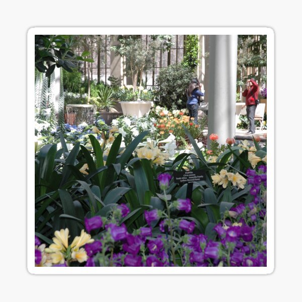 Aperçu de l'œuvre Jardin de fleurs botaniques avec campanules et lys de Pâques créée et vendue par VistaViews.
