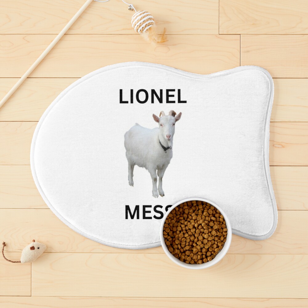 Tapis de souris for Sale avec l'œuvre « Lionel Messi - La CHÈVRE du PSG »  de l'artiste BeetleDesigns