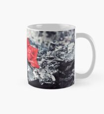 Schönheit erhebt sich aus der Asche Tasse (Standard)