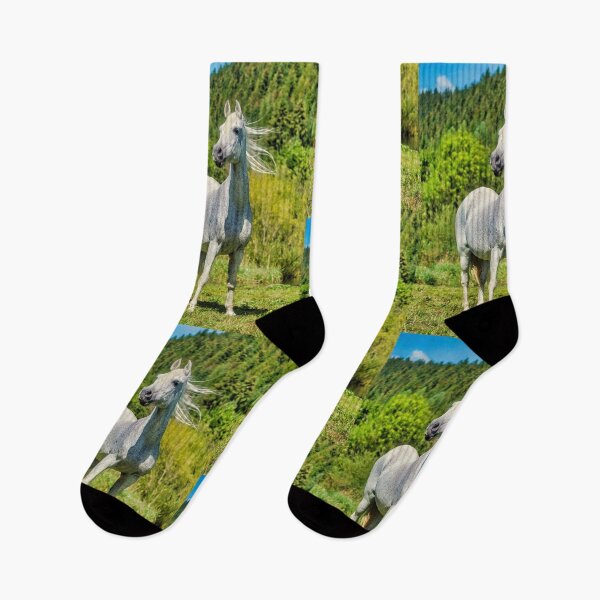 Artikelvorschau, Weißes arabisches Pferd auf grüner Wiese entworfen und verkauft von UnlockingDesign.