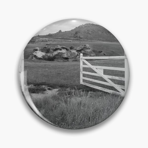 Artikelvorschau, Offenes Tor zum Feld und entfernten Hügeln mit Steinhaufen in Monochrom. entworfen und verkauft von Brian Scantlebury.
