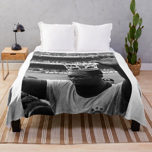 Item preview, Pelé wears the crown designed and sold by Fataly.