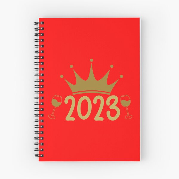 Artikelvorschau, Imitat-Gold-Zitat 2023 - das Zitat des Feier-neuen Jahres - roter Hintergrund entworfen und verkauft von Textography1.