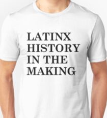 LATINX GESCHICHTE IN DER HERSTELLUNG - SCHWARZ Unisex T-Shirt