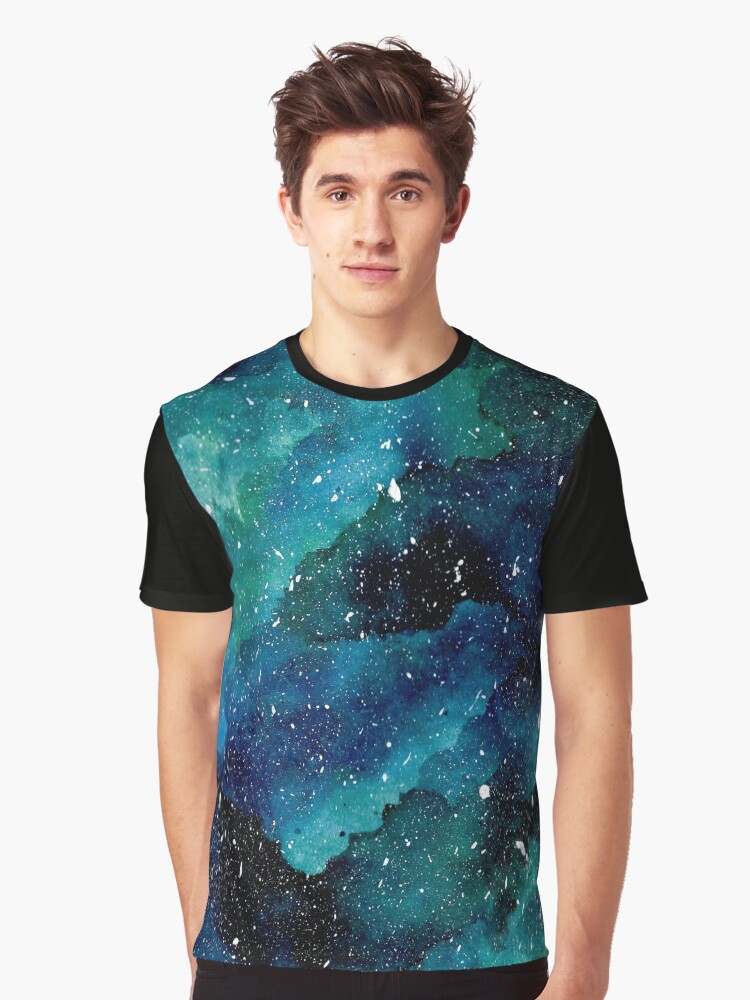 Imagen 1 de 5, Camiseta gráfica con la obra Galaxia esmeralda, diseñada y vendida por KathrinLegg.