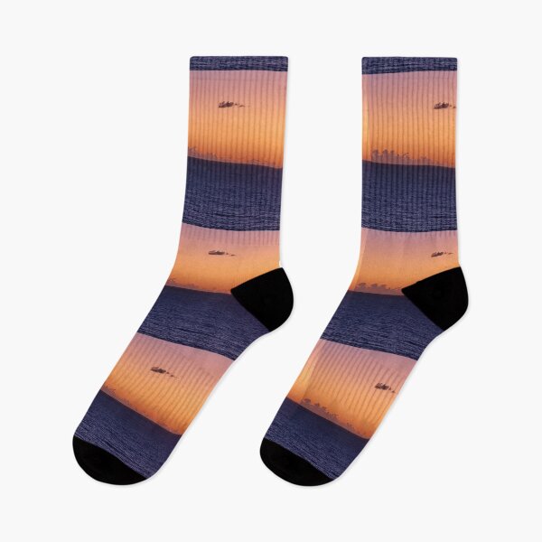 Aperçu de l'œuvre Lever de soleil orange avant l'aube sur l'océan Pacifique. créée et vendue par FangFeatures.