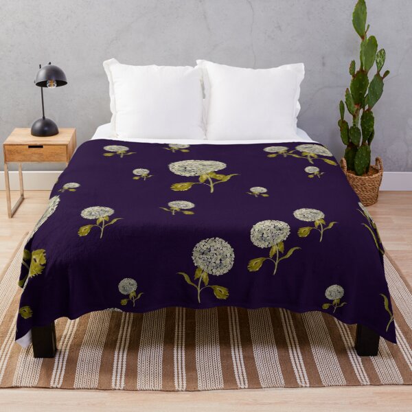 Aperçu de l'œuvre Hydrangea flower cute ornate pattern a watercolor black créée et vendue par Yana Mustafina | Boho Soulful Designs.
