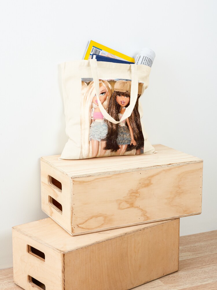 Tote bag for Sale avec l'œuvre « Poupées Bratz An 2000 Cloe & Yasmin » de  l'artiste malinah