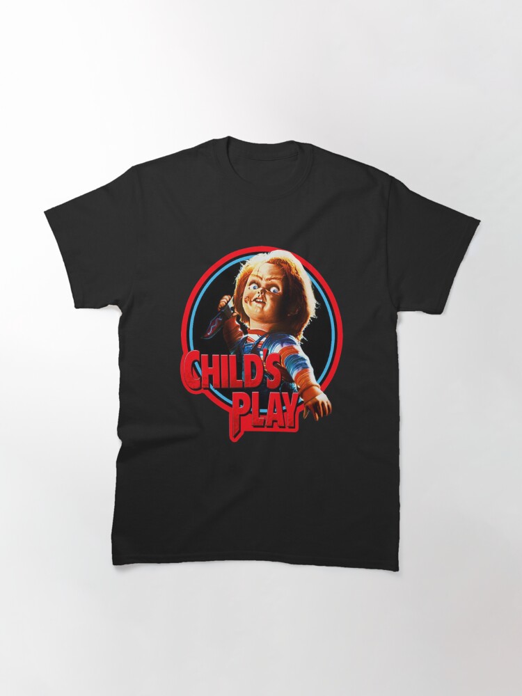 Aperçu 3 sur 7. T-shirt classique avec l'œuvre Chucky créée et vendue par thehipoglucido.