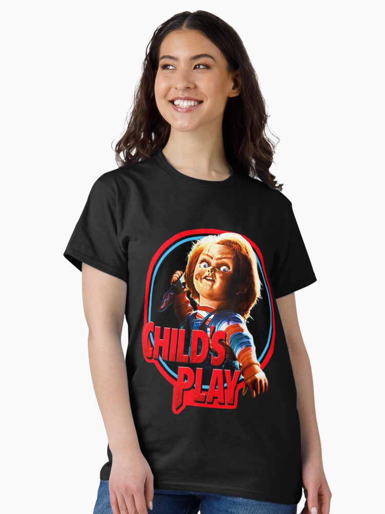 Aperçu 2 sur 7. T-shirt classique avec l'œuvre Chucky créée et vendue par thehipoglucido.