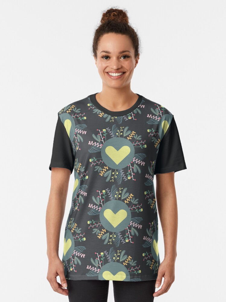 Imagen 2 de 5, Camiseta gráfica con la obra Corazón en explosión floral, diseñada y vendida por AnaidZahori.