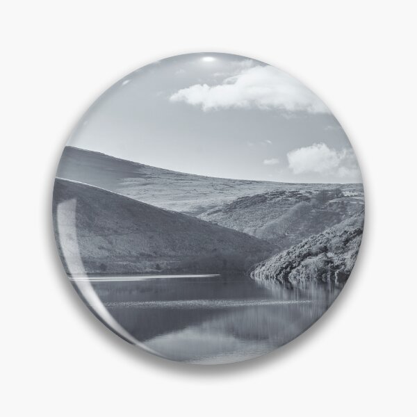Artikelvorschau, Meldon Reservoir Reflexionen in Monochrom entworfen und verkauft von JoSowden.