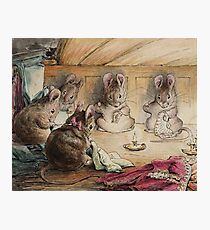 Lámina fotográfica Los ratones cosiendo abrigos de Beatrix Potter