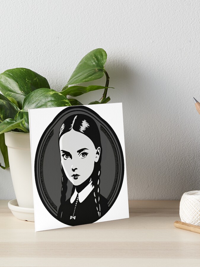Impression rigide for Sale avec l'œuvre « Logo circulaire du mercredi Addams  » de l'artiste pierdus