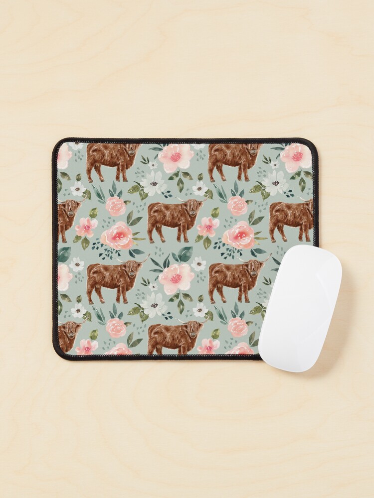 Imagen 1 de 5, Alfombrilla de ratón con la obra Highland Cow Floral en azul menta, colección Vintage Spring, diseñada y vendida por cateandrainn.