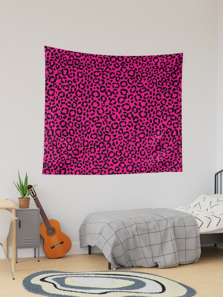 Wandbehang for Sale mit Rosa und schwarzes Leopardenmuster von bexilla