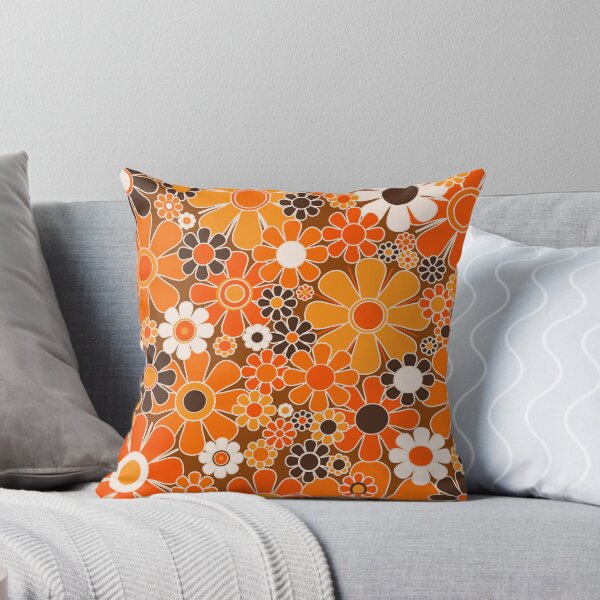 Aperçu de l'œuvre Retro Garden Flowers Groovy Floral Cheerful 60s 70s Pattern in 1970s Orange Brown Cream Beige créée et vendue par kierkegaard.