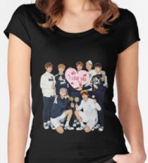 Camiseta entallada de cuello ancho BTS - TE AMO (todos los miembros)