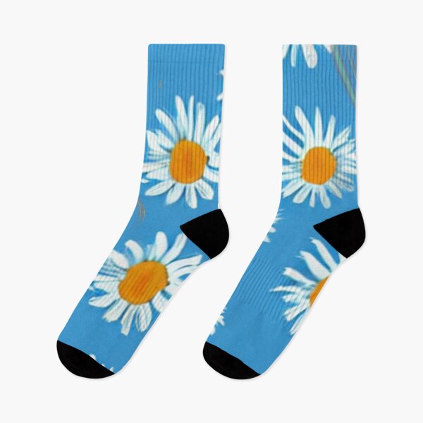 Artikelvorschau, Nette Gänseblümchen auf einem blauen Hintergrund. Gänseblümchen Die Quintessenz der Blume. Perfekte Geschenkidee. entworfen und verkauft von Bowbubble.