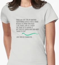 Camiseta entallada para mujer Y luego me apuñaló.