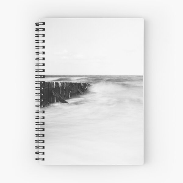 Aperçu de l'œuvre Une longue exposition mer s'écraser sur un brise-vagues créée et vendue par SmarTee77.