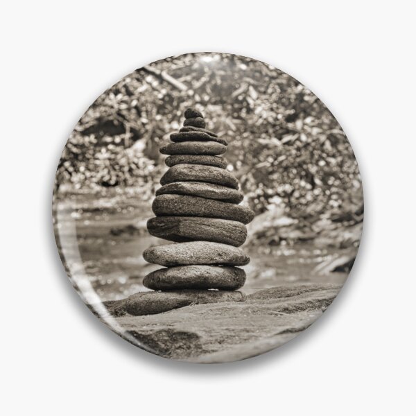 Artikelvorschau, Dukes Creek Cairn bei Anna Ruby Falls Schwarz und Weiß entworfen und verkauft von LisaWootenPhoto.