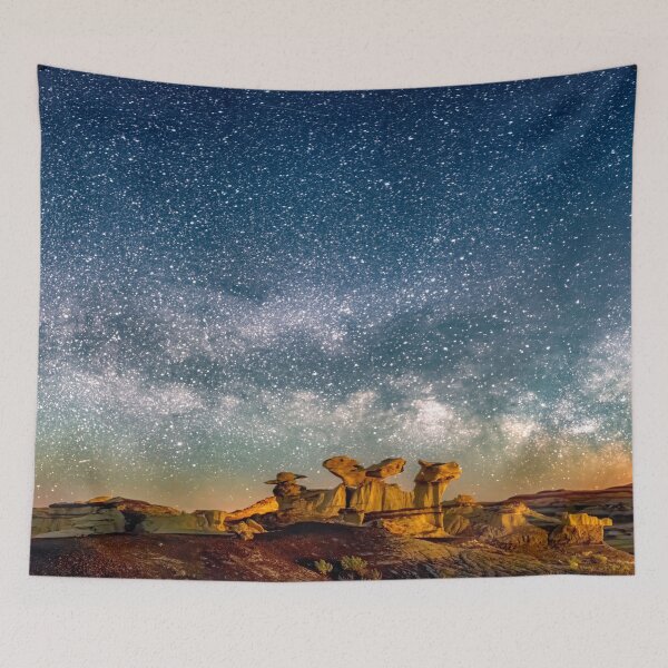 Artikelvorschau, Panorama Bisti Badlands Hoodoos unter der sternenklaren Nacht von New Mexico entworfen und verkauft von Rocky Mountain Artistry.