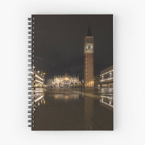 Aperçu de l'œuvre La place Saint-Marc la nuit. créée et vendue par GoPhotoEscape.