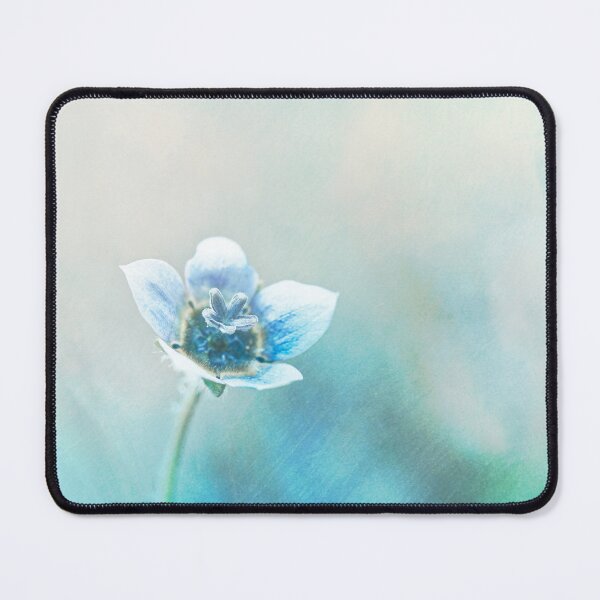 Artikelvorschau, Künstlerische australische Cape Bluebell Wildblume mit blauem Dunst entworfen und verkauft von hendrikspix.