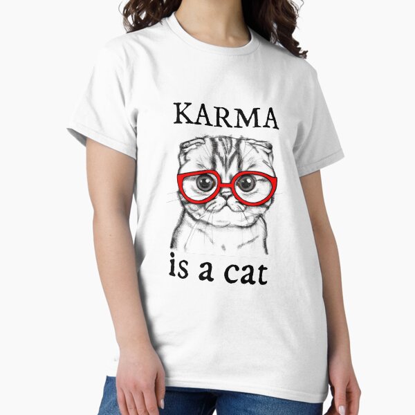 Artikel-Vorschau von  Karma ist ein Katzen-Mitternachtslyric T-Shirt | Aufkleber | Schottische Faltkatze | Musik-Lyrik-Fanartikel, designt und verkauft von studiodot.