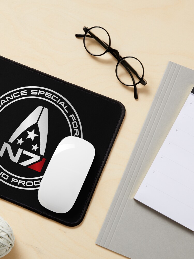 Aperçu 3 sur 5. Tapis de souris avec l'œuvre Mass Effect N7 - Logo créée et vendue par Sebhaxer.
