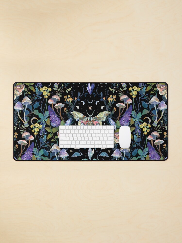 Aperçu 1 sur 5. Tapis de souris avec l'œuvre Champignon papillon de cristal créée et vendue par claramcallister.