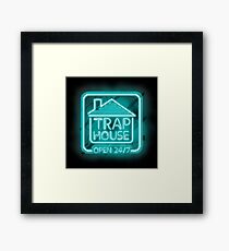 Willkommen im Trap House - Hellblaue Neon 247 - den ganzen Tag / die ganze Nacht Gerahmtes Wandbild