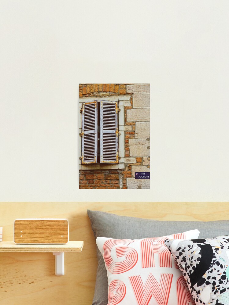 Aperçu 2 sur 3. Impression photo avec l'œuvre Volets anciens dans un bâtiment français à Macon créée et vendue par CarolinaReina.
