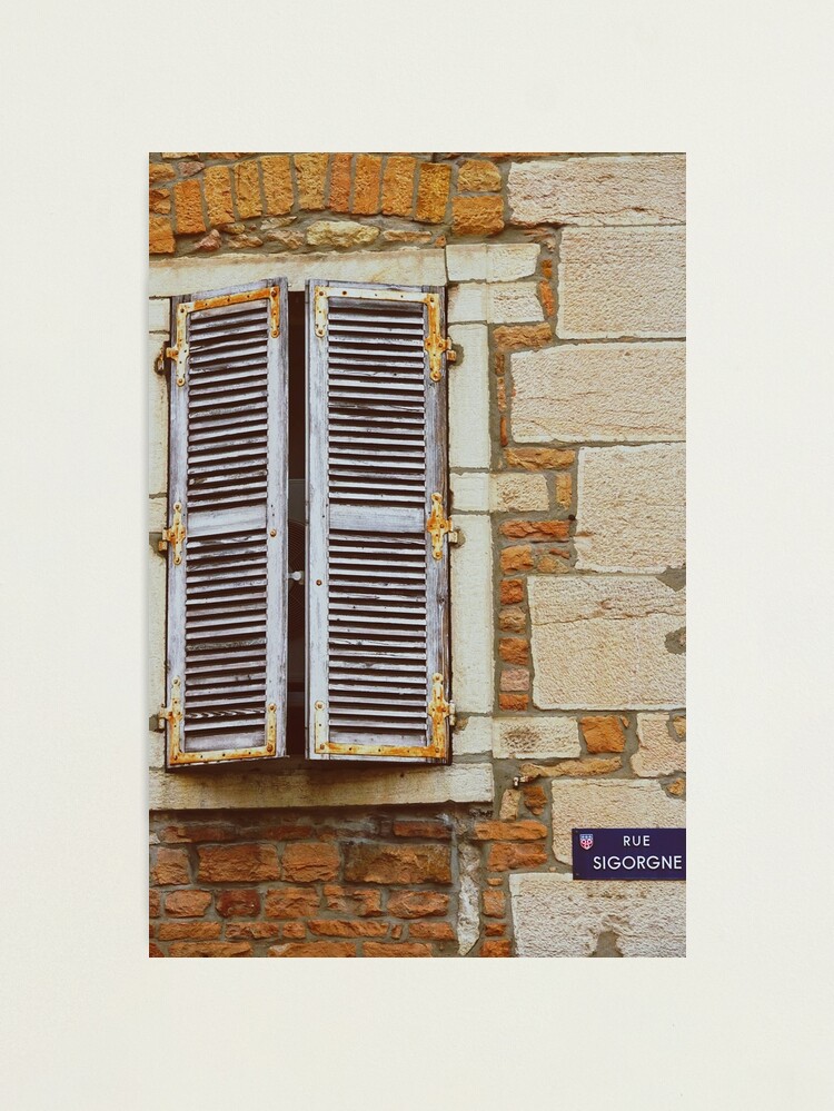 Aperçu 1 sur 3. Impression photo avec l'œuvre Volets anciens dans un bâtiment français à Macon créée et vendue par CarolinaReina.
