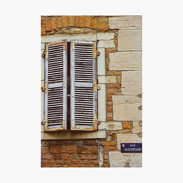Aperçu de l'œuvre Volets anciens dans un bâtiment français à Macon créée et vendue par CarolinaReina.