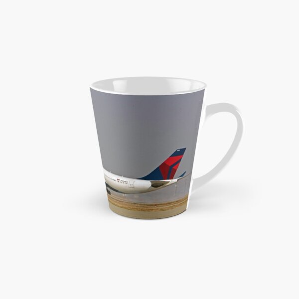 Delta Airlines landing Tall Mug
